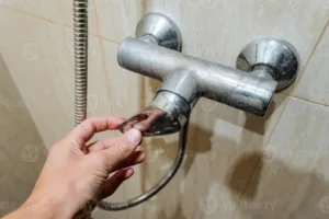 Wie lange muss Silikon in der Dusche trocknen? Wann Sanitärsilikon belastbar ist und die Dusche wieder benutzt werden kann